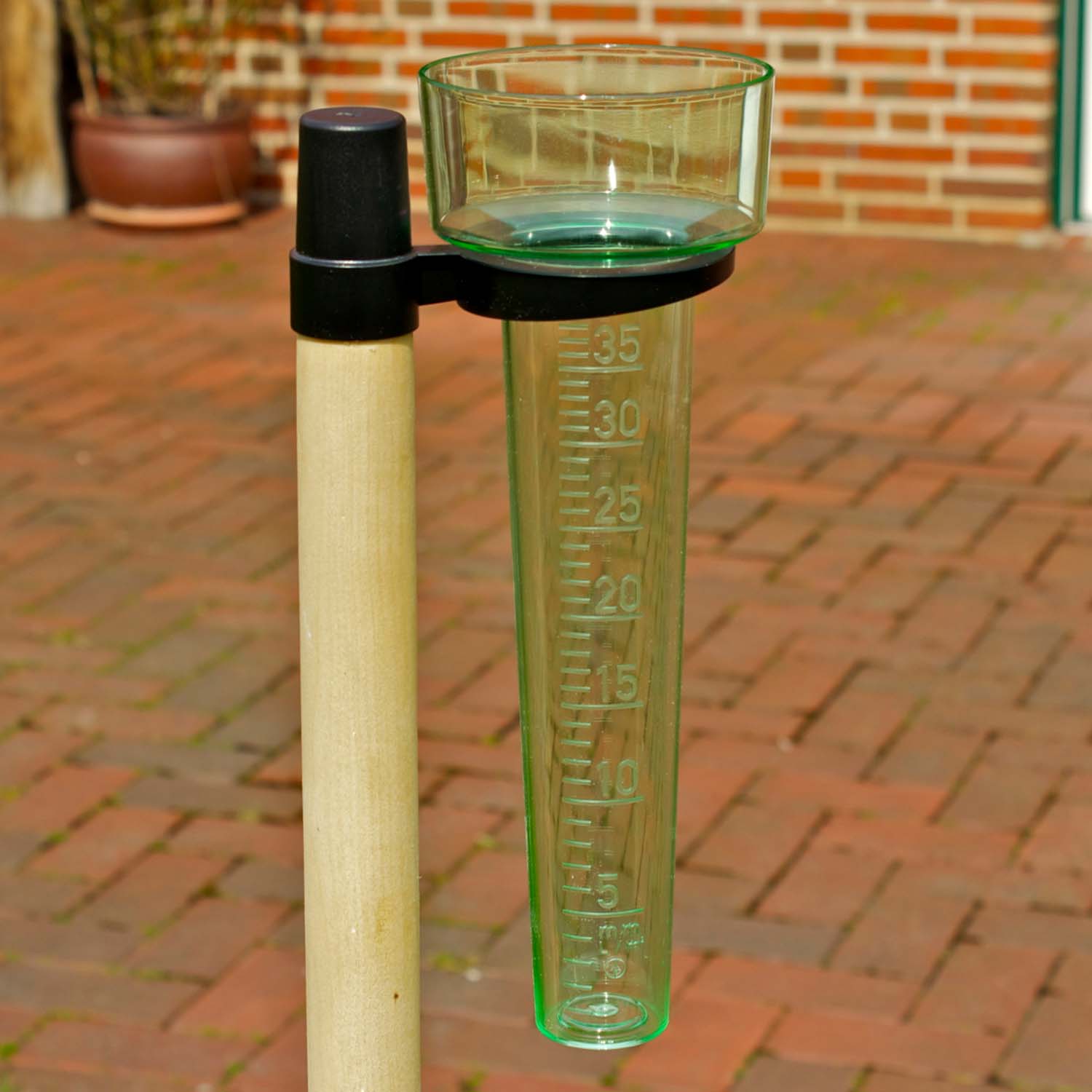 Regenmesser mit Halterung aus Kunststoff